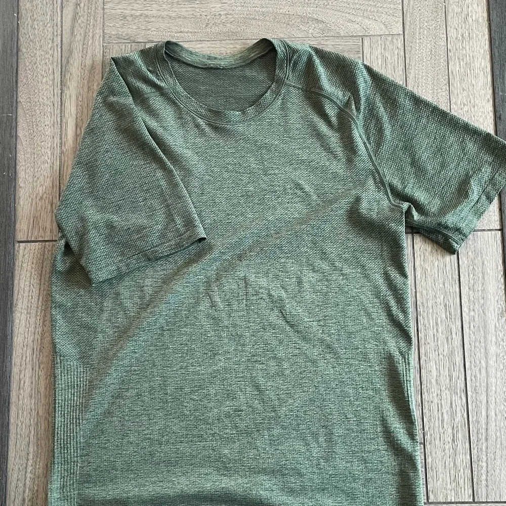 lululemon athletica Forest Green Short Sleeve Tee - Picture 3 of 5